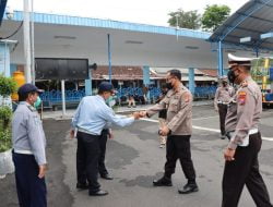 Jelang Natal dan Tahun Baru Kapolres Bondowoso Datangi Terminal Untuk Berikan Himbauan 21 Jelang Natal dan Tahun Baru Kapolres Bondowoso Datangi Terminal Untuk Berikan Himbauan