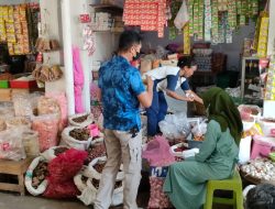 Cegah Penyebaran Covid 19, Polsek Ngunut Gelar Pamor Keris di Pasar Rakyat