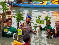 Peduli Lingkungan Polisi di Gresik Tanam Mangrove di Hari Perhubungan Nasional