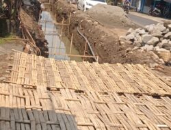 Tumpukan Material Proyek Siluman dijalan Kediri-Tulungagung (Desa Tambi Bendo) Resahkan Pengguna Jalan. 2 IMG 20221207 WA0131