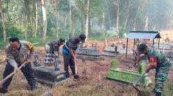 Sinergitas Tiga Pilar, Polres Tulungagung Bersihkan Makam Umum Jelang Ramadhan