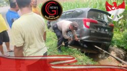 Polisi Di Mojokerto Gotong Royong Bersama Warga Evakuasi Mobil Yang Terperosok Ke Parit