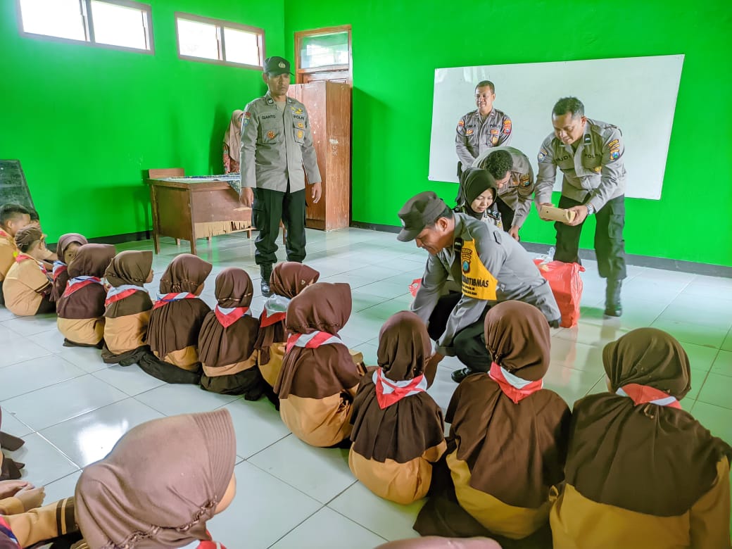 Program Mobil Cinta Polres Nganjuk Sasar SDN Pule dan SDN Jatipunggur, Bagikan Makan Siang Sehat Gratis 1 IMG 20241206 WA0034