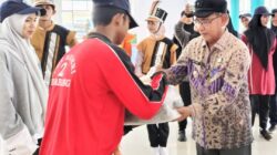 Wakil Bupati Simeulue, Nusar Amin Serahkan Seragam Kepada Anggota Drum Band PDBI 7 IMG 20250809 WA0011