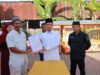Bupati Aceh Barat Tarmizi SPMM.menyerahkan bantuan steling bagi pelaku  usaha Ekonomi Kreatif .
