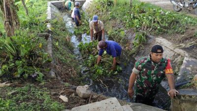 Cegah Banjir Musim Hujan, Babinsa Ngaringan Gotong Royong Bersihkan Gorong-Gorong