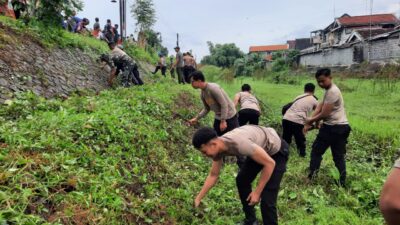 Kapolres Nganjuk dan Puluhan Anggota Turun Langsung, Dukung Gerakan Indonesia ASRI Bersihkan Sungai