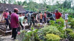 TMMD Ke 127 Kodim 0808/Blitar Dan Warga Gotong Royong Cor Pondasi Rumah Mbah Mujinah