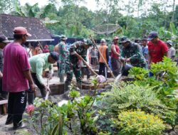 TMMD Ke 127 Kodim 0808/Blitar Dan Warga Gotong Royong Cor Pondasi Rumah Mbah Mujinah
