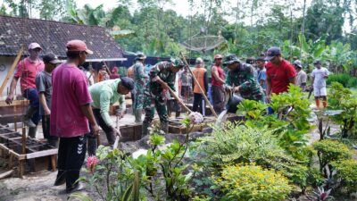 TMMD Ke 127 Kodim 0808/Blitar Dan Warga Gotong Royong Cor Pondasi Rumah Mbah Mujinah