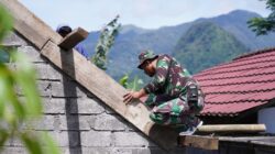 Bahu Membahu Pasang Genteng RTLH, Satgas TMMD Ke 127 Kodim 0808/Blitar Dan Warga Tunjukkan Kekompakan