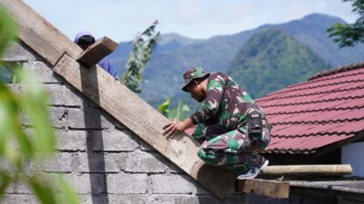 Bahu Membahu Pasang Genteng RTLH, Satgas TMMD Ke 127 Kodim 0808/Blitar Dan Warga Tunjukkan Kekompakan