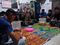 Serda Salahudin Perkuat Kemanunggalan TNI – Rakyat Lewat Gema Sahur Bersama Warga Desa Krisik