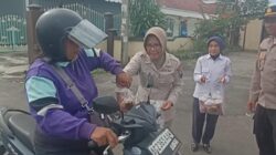 POLSEK SEMEN KEDIRI BAGI-BAGI TAKJIL, WUJUDKAN KEPEDULIAN DAN SILATURAHMI DENGAN MASYARAKAT