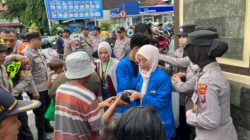 Indahnya Kebersamaan, Polres Kediri Kota–PMII Berbagi Takjil di Depan Mako Polres Kediri Kota