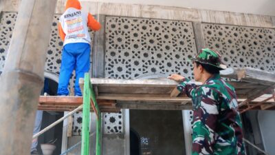 Satgas TMMD Marinir Rehabilitasi Musholla Al Ikhlas di Desa Gadungan