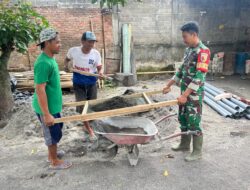 Babinsa Desa Krisik Dampingi Renovasi RTLH Dan MCK, Wujud Nyata Kepedulian TNI Kepada Warga
