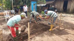 Kepedulian TNI, Babinsa Wlingi Bantu Pembangunan Pondasi Rumah Bapak Sugino