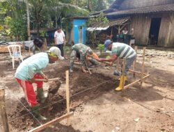 Kepedulian TNI, Babinsa Wlingi Bantu Pembangunan Pondasi Rumah Bapak Sugino