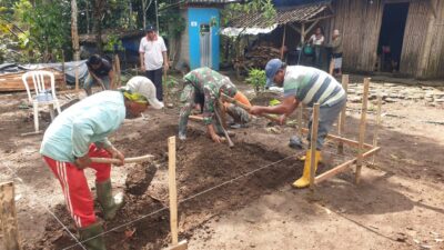 Kepedulian TNI, Babinsa Wlingi Bantu Pembangunan Pondasi Rumah Bapak Sugino