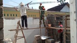 Wujud Nyata Kemanunggalan TNI Dengan Rakyat, Babinsa Pakunden Bantu Renovasi RTLH