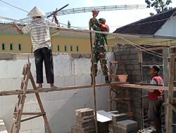 Wujud Nyata Kemanunggalan TNI Dengan Rakyat, Babinsa Pakunden Bantu Renovasi RTLH