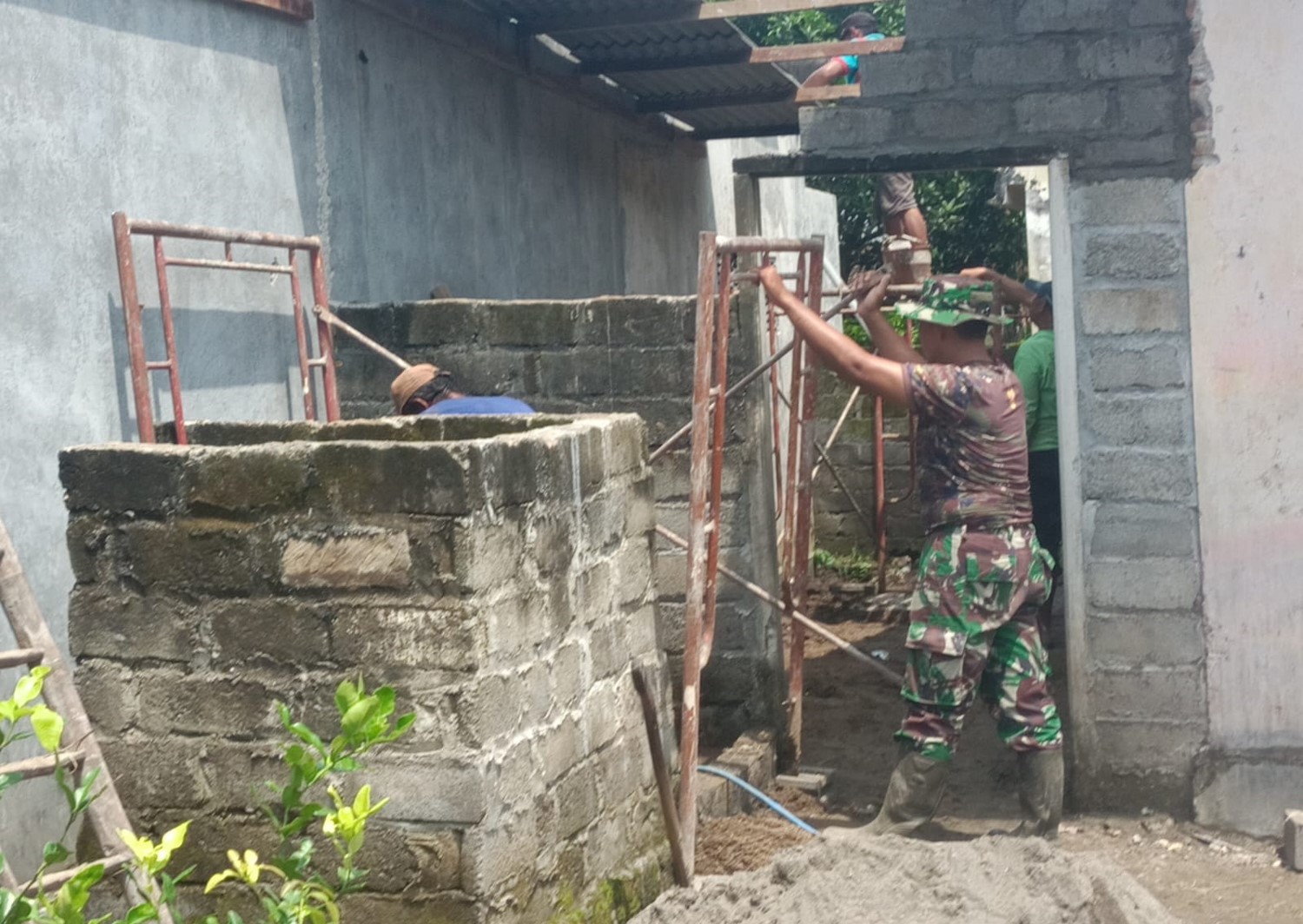 Wujud Kepedulian, Babinsa Garum Turun Tangan Bantu Pembuatan MCK Warga 1 IMG 20260413 WA0025