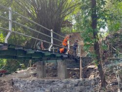 Gotong Royong TNI Dan Warga, Pengelasan Besi Pengaman Jembatan Perintis Garuda Terus Dikebut