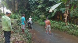 Bersihkan Sungai Demi Kelancaran Irigasi, Wujud Babinsa Doko Bersama Warga Bersatu Dengan Alam