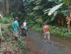 Bersihkan Sungai Demi Kelancaran Irigasi, Wujud Babinsa Doko Bersama Warga Bersatu Dengan Alam