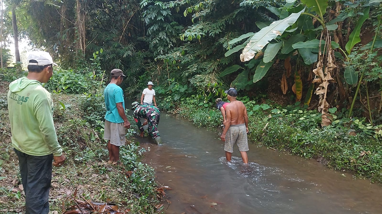 Bersihkan Sungai Demi Kelancaran Irigasi, Wujud Babinsa Doko Bersama Warga Bersatu Dengan Alam 1 IMG 20260415 WA0041