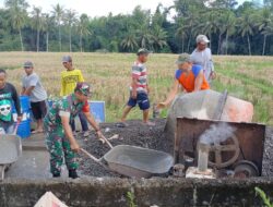 Tingkatkan Kenyamanan Warga, Babinsa Posramil Selopuro Bantu Cor Jalan Pemakaman