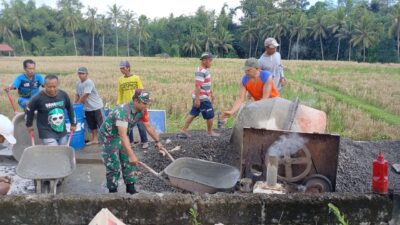 Tingkatkan Kenyamanan Warga, Babinsa Posramil Selopuro Bantu Cor Jalan Pemakaman