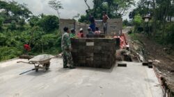 Wujud Babinsa Kebonduren Bersama Warga Kerja Bakti Pasang Dinding Pembatas Jembatan Perintis Garuda Kali Complang