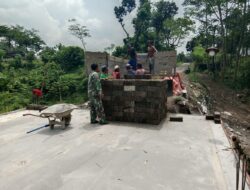 Wujud Babinsa Kebonduren Bersama Warga Kerja Bakti Pasang Dinding Pembatas Jembatan Perintis Garuda Kali Complang