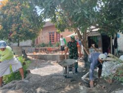 Wujud Kemanunggalan TNI Dan Rakyat, Babinsa Bence Bantu Gali Pondasi Rumah Warga
