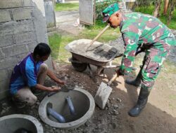 Babinsa Sumberboto Bantu Warga Bangun MCK, Wujud Kepedulian Dan Kebersamaan
