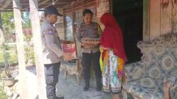 Patroli rutin sambil ber sedekah, Wilayah aman, wargapun ikut senang. Polsek Rantau Selamat