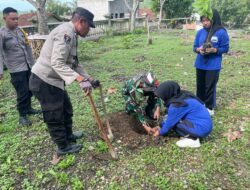 Penghijauan Monumen Trisula, TNI-Polri Bersama SMKN 1 Bakung Wujudkan Kepedulian Lingkungan