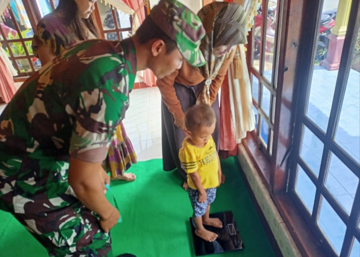 Cegah Stunting, Babinsa Tawangrejo Bersama Nakes Cek Kesehatan Balita Di Dusun Bendolowo 1 IMG 20260529 143817