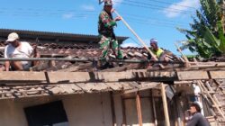 Gotong Royong Rehab RTLH, Babinsa Pakunden Bersama Warga Wujud Kepedulian Untuk Masyarakat