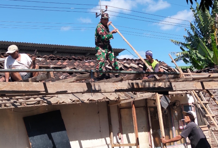 Gotong Royong Rehab RTLH, Babinsa Pakunden Bersama Warga Wujud Kepedulian Untuk Masyarakat 1 IMG 20260531 210600