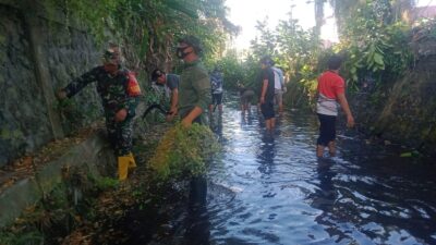 Antisipasi Banjir, Babinsa Sertu Didik Bersama Warga Kepanjenkidul Bersihkan Saluran Sungai