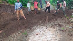 Wujud Sinergitas, Babinsa Banjarsari Bersama Warga Gotong Royong Lebarkan Jalan Desa