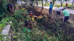 Wujud Kemanunggalan TNI, Babinsa Ngoran Pelopori Gotong Royong Bersihkan Jalan Desa