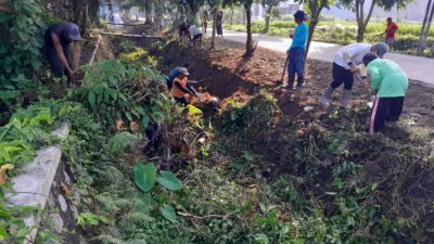 Wujud Kemanunggalan TNI, Babinsa Ngoran Pelopori Gotong Royong Bersihkan Jalan Desa