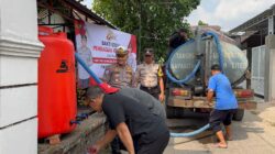 Mengalirkan Kepedulian di Hari Bhayangkara ke-80, Polres Kediri Kota Salurkan Air Bersih untuk Warga Campurejo