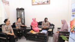 Anjangsana Hari Bhayangkara ke-80, Kapolres Kediri Kota Hadir Menguatkan Anggota yang Sedang Sakit