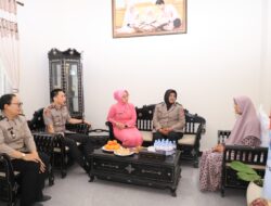 Anjangsana Hari Bhayangkara ke-80, Kapolres Kediri Kota Hadir Menguatkan Anggota yang Sedang Sakit