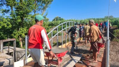 Sinergi TNI Dan Warga, Babinsa Kelurahan Sentul Dampingi Pengecoran Jembatan Beton Garuda Sungai Cari